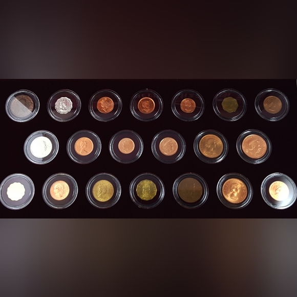 Queen Elizabeth II: A Collection of 20 Portrait Coins (Twenty-Coin Boxed Set) - Picture 2 of 4